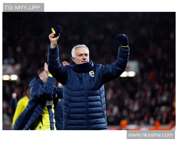 足球明星在逆境中泪流满面展现真实情感与坚韧不拔的奋斗精神